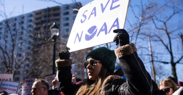 Les manifestants assistent au rallye en dehors du siège de la National Oceanic and Atmospheric Administration pour s'opposer aux récents licenciements des travailleurs, à Silver Spring, Maryland.
