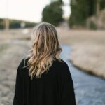 Les randonneurs et les touristes remplissent les espaces naturels conditionnés par les incendies de forêt et le changement climatique