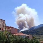 À Paüls, Tarragone, continue de lutter contre le feu: des milliers de voisins restent confinés