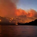 Les incendies de la Crète pour la vague de chaleur se référent: les évacués sont supérieurs à 5000