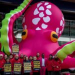 Octopus géant de Greenpeace contre l'exploitation sous-marine «a été installé« en Allemagne