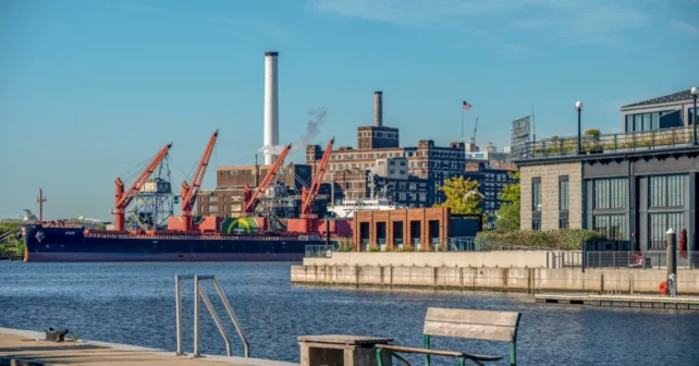 BRESCO CRASH INCINERATOR en arrière-plan avec le point de locus de Baltimore au premier plan.