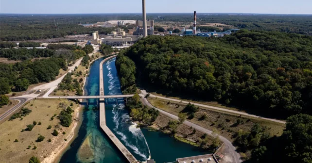Une image aérienne du complexe de génération de JH Campbell de Consumer Energy dans le comté d'Ottawa, Michigan, 21 septembre 2024. (Joel Bissell / Kalamazoo Gazette via AP)