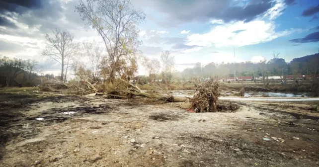 Parc français de la rivière Broad après l'ouragan Helene 2024 à Asheville, photo de Caroline du Nord par FS / Istock