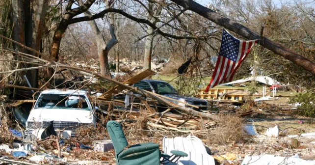 Les voitures, les canapés et les épaves des maisons étaient éparpillées au milieu des arbres tombés après l'ouragan Katrina