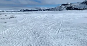 Itinéraires de voyage sur la glace près de Nain, la capitale du Nunatsuiviat. Photo de Breanna Bishop.
