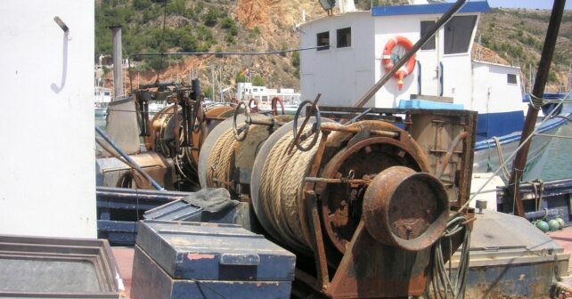 Barcos de pesca de arrastre operan en zonas marinas protegidas en España