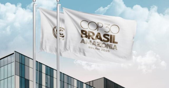 Delegados evacuando tras un incendio que complica las negociaciones extendidas de la COP30 en Belém