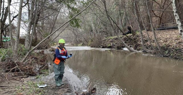 Río turbio y contaminado por sedimentos y cenizas tras incendios forestales, mostrando el impacto en la calidad del agua