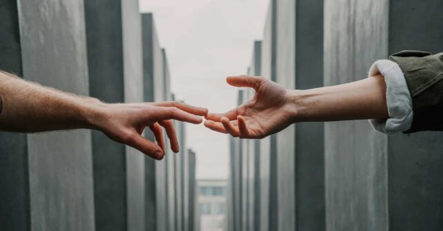 Un estudio sitúa a los humanos en lo alto de la monogamia de los mamíferos