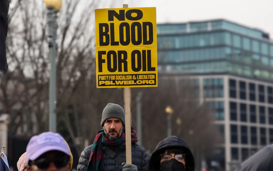3 janvier 2026, Maison Blanche, Washington, DC, États-Unis. Les manifestants se rassemblent pour protester contre les mesures prises par l'ancien président Donald Trump concernant le Venezuela, brandissant des pancartes et des drapeaux lors d'un rassemblement public. Les manifestants ont exprimé leur opposition aux politiques et déclarations américaines concernant le gouvernement vénézuélien et ses dirigeants. (Photo de Robyn Stevens Brody/Sipa USA)(Sipa via AP Images)