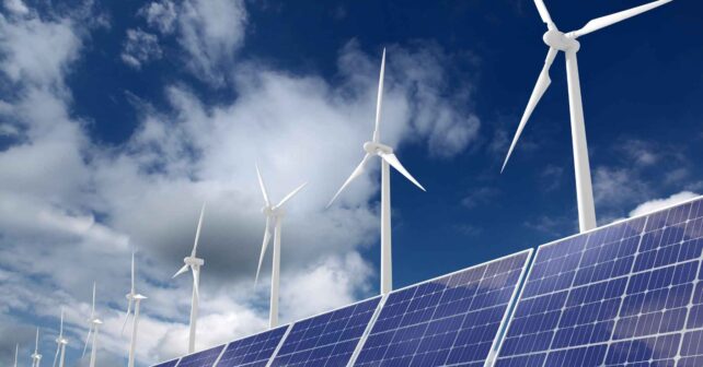 Parque eólico y paneles solares que representan el liderazgo de la energía renovable en la Unión Europea