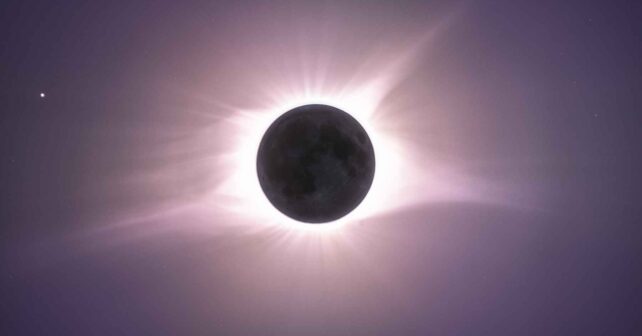 Eclipse total de Sol (12 de agosto de 2026) con la corona solar visible