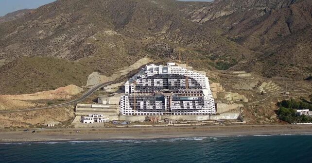 Carboneras s'exécute in extremis et déclare la terre protégée d'El Algarrobico après des années de bataille juridique