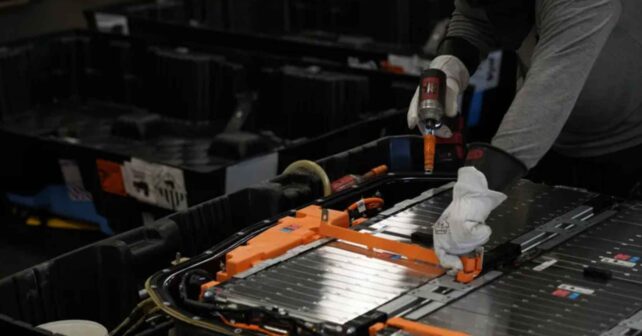 Batería de coche eléctrico desmontada para su identificación digital y reciclaje en China