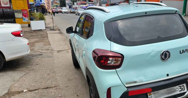 Coche eléctrico Dongfeng Nano Box iJANU aparcado en una calle urbana de Ghana, ejemplo de movilidad eléctrica en África