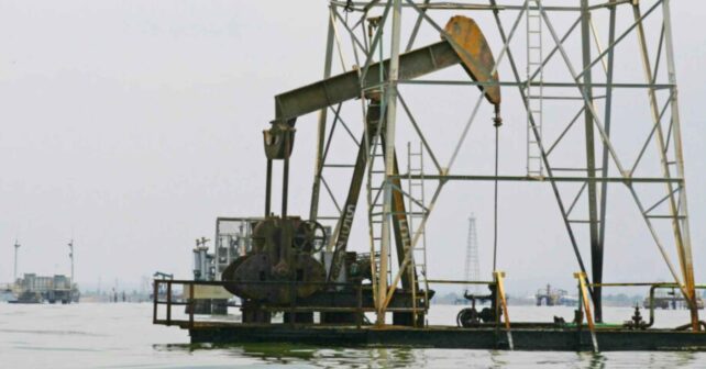 Infraestructura petrolera en el agua vinculada a emisiones de metano no declaradas detectadas por satélite