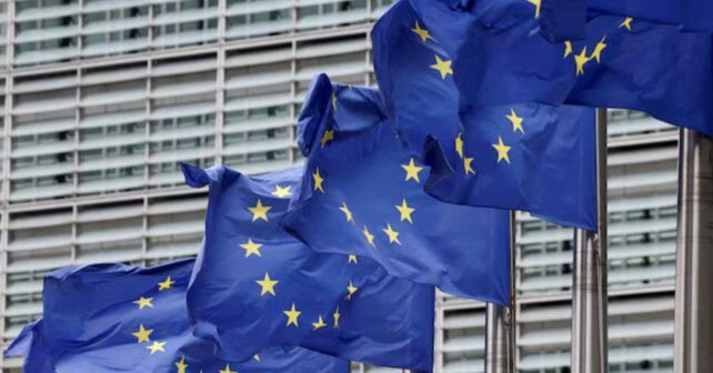 Banderas de la Unión Europea ondeando frente a la sede de la Comisión Europea en Bruselas