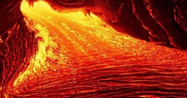 Colada de lava incandescente, imagen asociada a la actividad magmática bajo Italia y Grecia