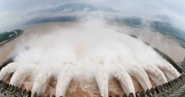 Aliviaderos abiertos en la presa de las Tres Gargantas expulsando agua y niebla sobre el río Yangtsé