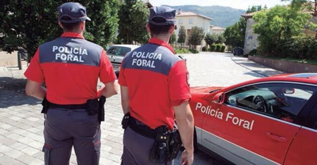 Agentes de la Policía Foral inspeccionando una instalación por posibles daños ambientales