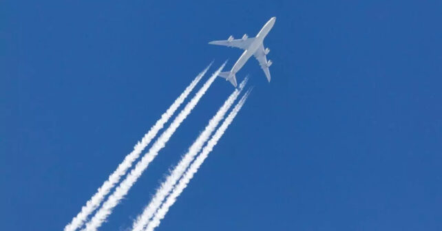 Avión comercial generando estelas de condensación que contribuyen al calentamiento global