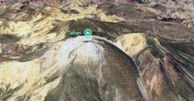 Vista satelital del volcán Taftan en el sureste de Irán, con la cumbre donde se detectó un levantamiento del terreno.