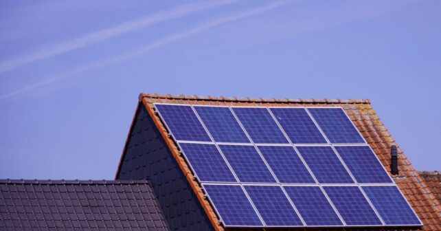 Instalación de energía solar en Jordania afectada por nuevas tarifas