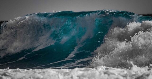 Ola gigante rompiendo en mar abierto, ejemplo de oleaje extremo como el medido por satélites durante la tormenta Eddie.