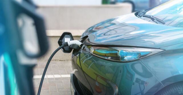 Coches eléctricos en Europa circulando en una ciudad moderna