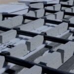 Sans câbles ni prises : la Floride commence la construction d'une autoroute qui rechargera les voitures électriques en mouvement avec une puissance allant jusqu'à 200 kW