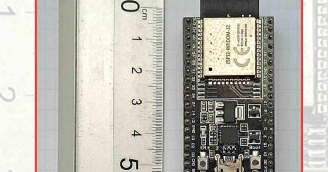 Placa ESP32 usada como módulo de IA en una boya para predecir floraciones de cianobacterias, junto a una regla