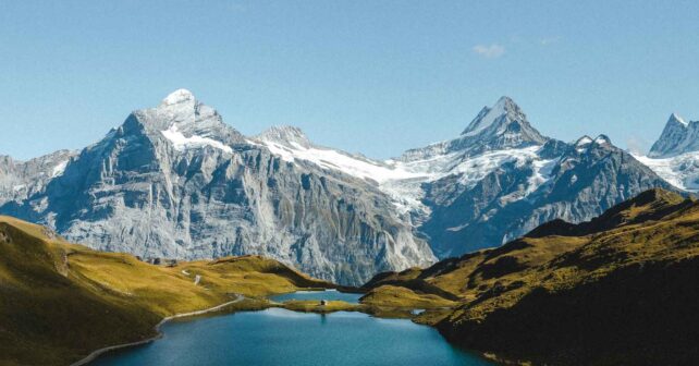 Lago alpino bajo glaciares de montaña, ligado al deshielo y al agua dulce que alimenta ríos y lagos.