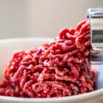 Aesan met en garde contre des fragments de plastique dans la viande hachée de Cárnicas Gallego distribuée dans cinq communautés