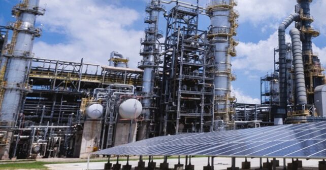 Planta industrial de hidrógeno verde en Colombia con paneles solares y tecnología de Ecopetrol.