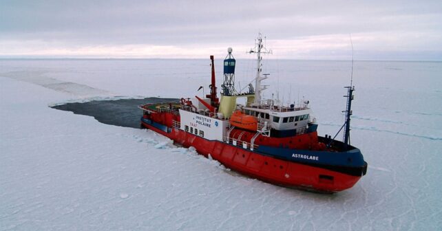 Buque científico Astrolabe navegando entre el hielo en la Antártida durante una misión de investigación climática.