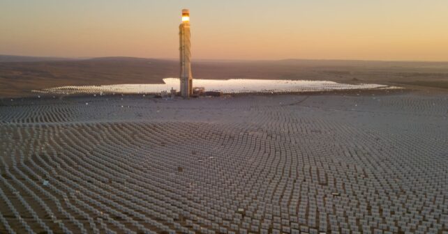 Complejo solar de Ashalim en el desierto del Negev con torre termosolar y campo de heliostatos en Israel.