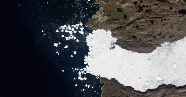 Vista satelital del glaciar Sermeq Kujalleq en Groenlandia liberando hielo al océano en la Bahía de Disko