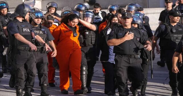 Greenpeace detenidos en el Congreso argentino por la ley de glaciares durante protesta contra la reforma
