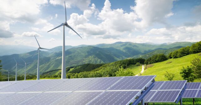 Paneles solares y aerogeneradores representando la transición energética global
