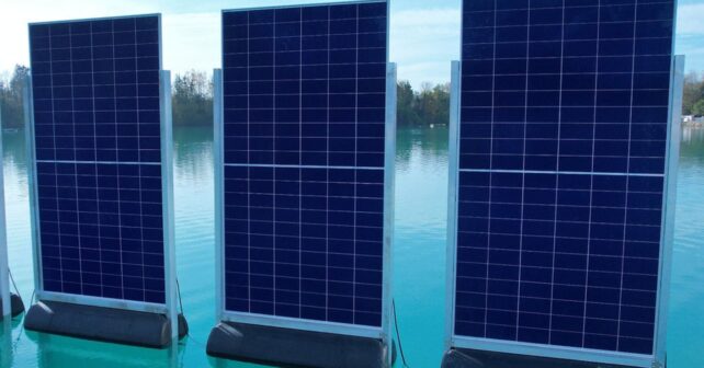 Paneles solares verticales flotantes en un lago industrial de Baviera, Alemania.