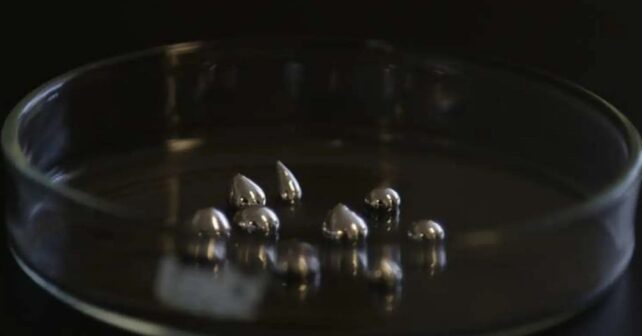 Galio líquido reaccionando en agua para producir hidrógeno limpio con luz solar.