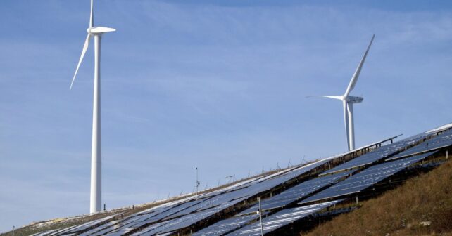 Parque eólico y solar en Australia del Sur, clave en la caída del 30% del precio mayorista de la luz en 2025.