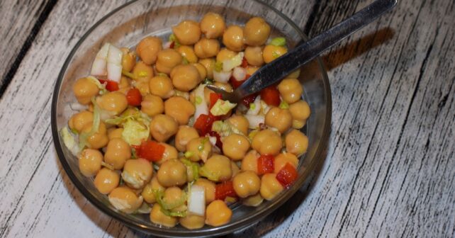 Garbanzos de bote listos para una cena sana y rica en proteína sin recetas.