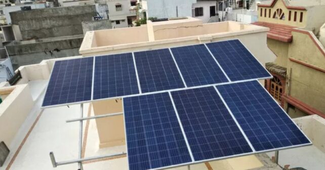 Instalación de paneles solares en tejado dentro de un programa de formación para montadores fotovoltaicos en Suiza.