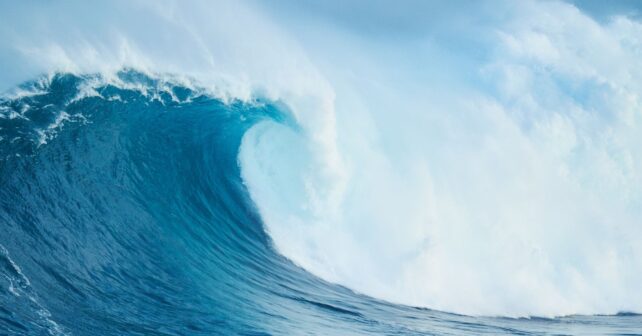 Gran ola en el océano Pacífico, símbolo del calentamiento récord del mar frente a Japón por la corriente Kuroshio.