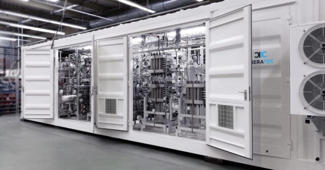 La imagen muestra un módulo industrial tipo contenedor con sistemas de electrólisis / producción de hidrógeno.