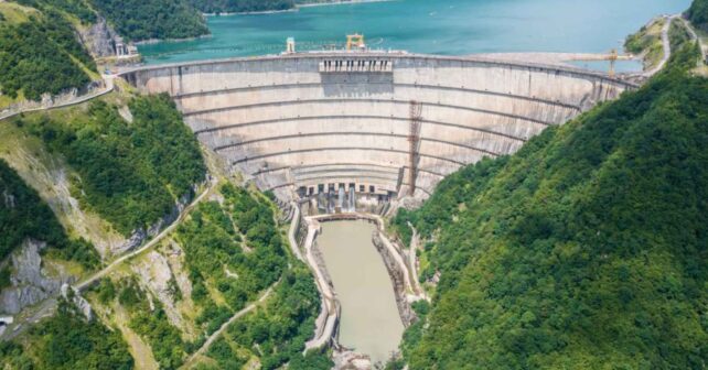 Presa hidroeléctrica en un valle montañoso con embalse (imagen ilustrativa del proyecto Tarnița en Rumanía)
