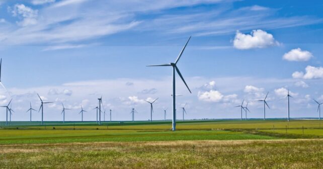 Parque eólico en Rumanía tras denuncias de sabotaje contra torres meteorológicas.