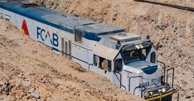 Locomotora de carga a hidrógeno verde de FCAB circulando por el desierto de Antofagasta durante sus pruebas operativas.